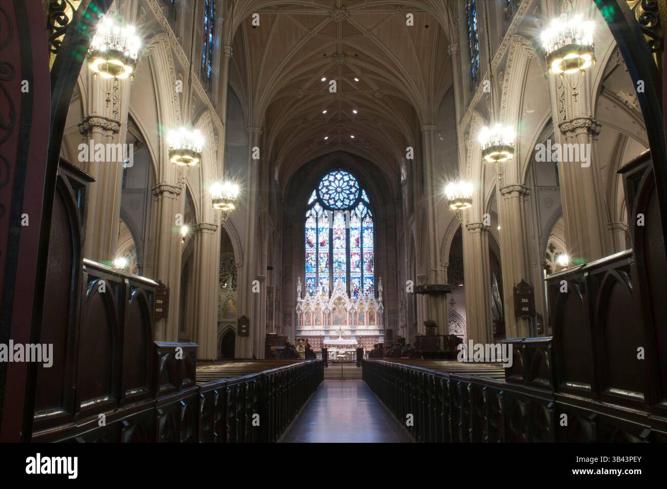 25 mai 2015 - New York, New York, États-Unis - à l'intérieur de l'église de Grace dans l'East Village. Église de style gothique construite en 1843 par l'architecte James Renwick Jr et a établi le modèle d'autres constructions similaires comme San Patricio. Actuellement, en plus d'effectuer des fonctions liturgiques, il est également un lieu de concerts d'orgue et de musique classique. Pour y arriver en métro, nous prenons 4, 5, 6, l, N, Q, R, W downhill en14th préparé-Union Sq, N, R, W at 8th préparé-down NYU, 6 to Astor Downhill PL (crédit image : © Sergi Reboredo/ZUMA Wire/ZUMAPRESS.com) Banque D'Images