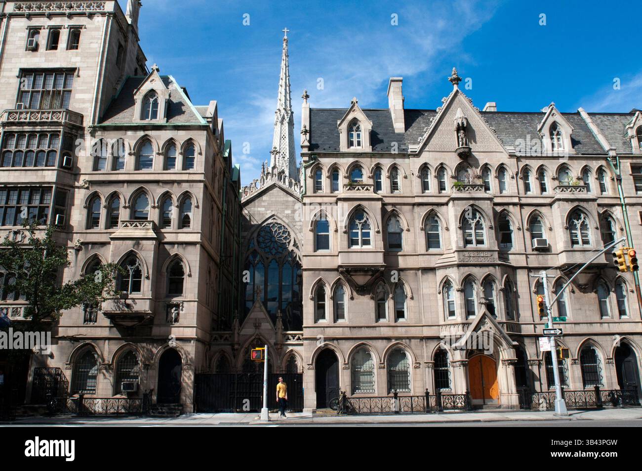 25 mai 2015 - New York, New York, États-Unis - 25 mai 2015 - New York, New York, États-Unis - Church of Grace Church in the East Village. Église de style gothique construite en 1843 par l'architecte James Renwick Jr et a établi le modèle d'autres constructions similaires comme San Patricio. Actuellement, en plus d'effectuer des fonctions liturgiques, il est également un lieu de concerts d'orgue et de musique classique. Pour y arriver en métro, nous prenons 4, 5, 6, l, N, Q, R, W downhill en14th préparé-Union Sq, N, R, W at 8th préparé-down NYU, 6 to Astor Downhill PL (crédit image : © Sergi Reboredo/ZUMA Wire/ZUMAPRESS.com) (crédit image : Banque D'Images