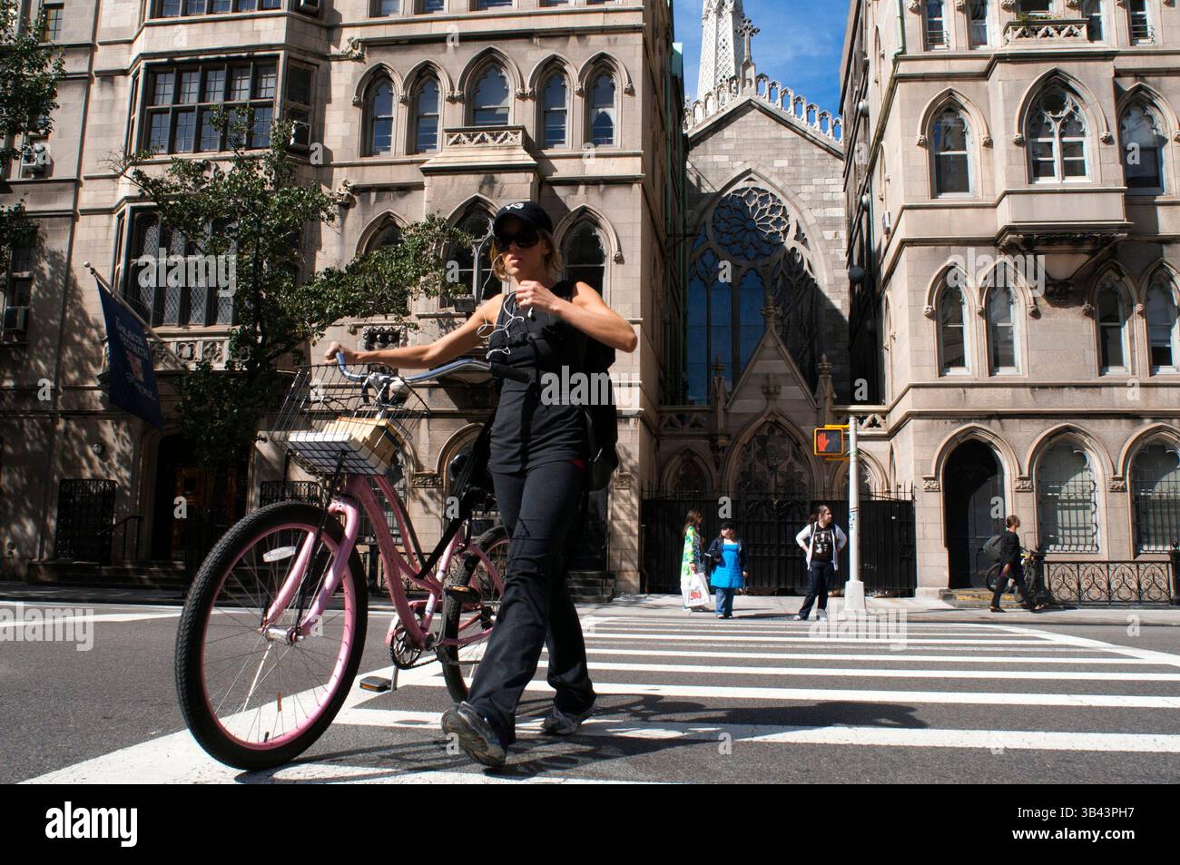 25 mai 2015 - New York, New York, États-Unis - Church of Grace Church in the East Village. Église de style gothique construite en 1843 par l'architecte James Renwick Jr et a établi le modèle d'autres constructions similaires comme San Patricio. Actuellement, en plus d'effectuer des fonctions liturgiques, il est également un lieu de concerts d'orgue et de musique classique. Pour y arriver en métro, nous prenons 4, 5, 6, l, N, Q, R, W downhill en14th préparé-Union Sq, N, R, W at 8th préparé-down NYU, 6 to Astor Downhill PL (crédit image : © Sergi Reboredo/ZUMA Wire/ZUMAPRESS.com) Banque D'Images