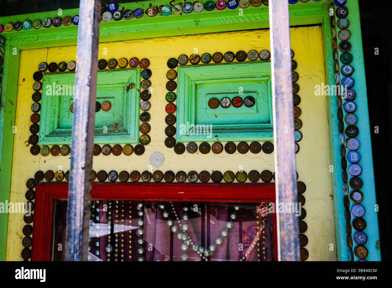 Art coloré fabriqué à partir de vieux bouchons de bouteille sur un mur à Bisbee, Arizona, États-Unis Banque D'Images