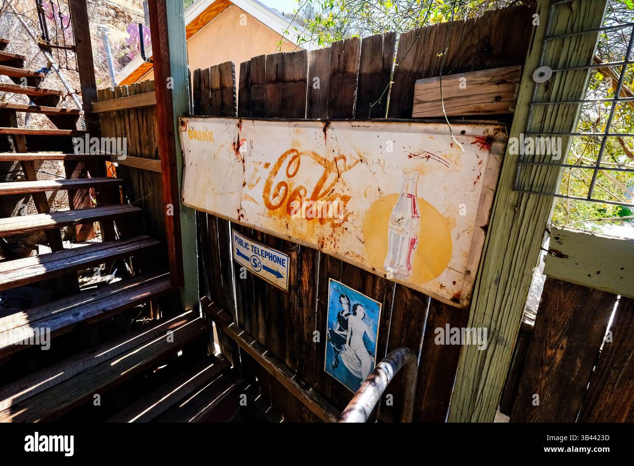 Signe Coca Cola vintage rouillé sur un mur à Bisbee, Arizona, USA Banque D'Images