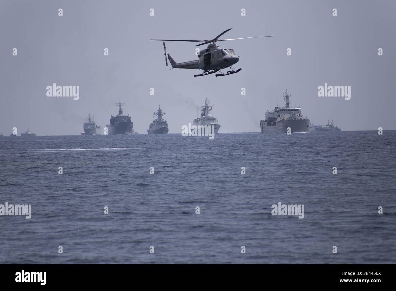 19 septembre 2015 - Parigi, Sulawesi central, Indonésie - PALU-CENTRAL SULAWESI, 20 SEPTEMBRE : attraction des phoques de la Marine indonésienne à l'événement. Sail Tomini est un festival international de la mer qui a eu lieu à Kayu Bura Beach, Parigi, Palu, Sulawesi central. Le festival a été ouvert par le président indonésien JOKO WIDODO, la cérémonie d'ouverture remplie de danse traditionnelle Palu, attraction millitaire, convoi de navires de guerre et action acrobatique des parachutistes. Le gouvernement indonésien espère que l'événement augmentera les revenus locaux. (Crédit image : © Donal Husni via ZUMA Wire) Banque D'Images