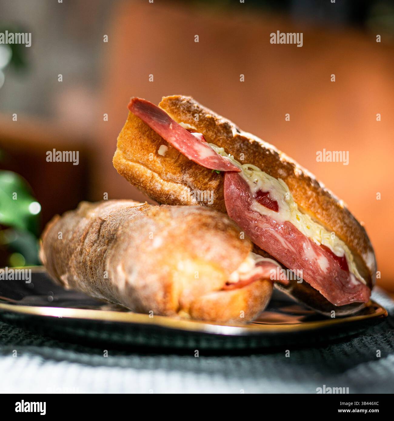 Vue de côté des sandwichs avec saucisse et fromage sur l'assiette Banque D'Images