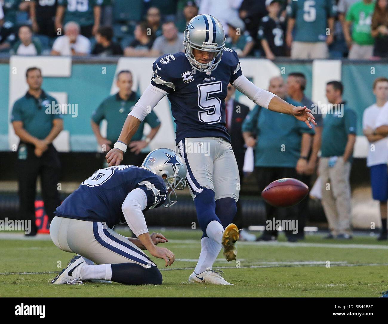 20 septembre 2015 - Philadelphie, PA, USA - le kicker Dan Bailey (5) des Cowboys de Dallas marque pour les Cowboys sur un field goal le dimanche 20 septembre 2015, au Lincoln Financial Field à Philadelphie. (Crédit image : © Paul Moseley/TNS via ZUMA Wire) Banque D'Images