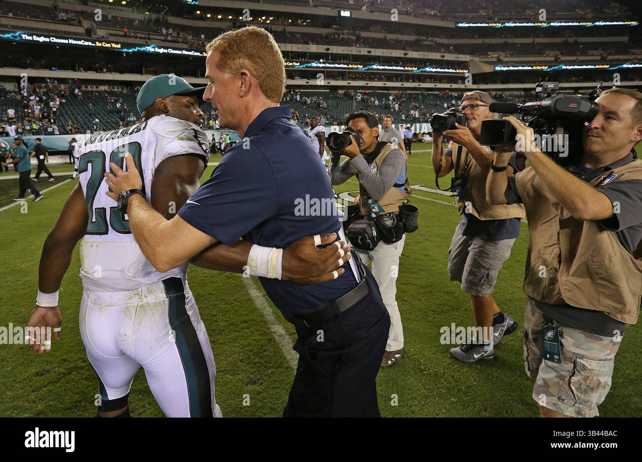 20 septembre 2015 - Philadelphie, PA, États-Unis - Philadelphia Eagles Running back DeMarco Murray (29) embrasse son ancien entraîneur-chef Jason Garrett alors que les Cowboys de Dallas battaient les Eagles 20-10 dimanche 20 septembre 2015, au Lincoln Financial Field à Philadelphie. (Crédit image : © Paul Moseley/TNS via ZUMA Wire) Banque D'Images