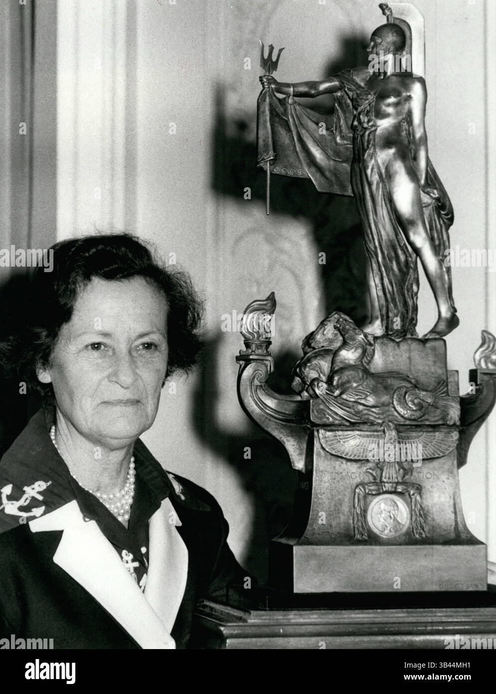 23 septembre 1981 - Powerboat Lady reçoit le trophée Segrave ' Comtesse d'Arran, la première femme à atteindre 100 mph sur l'eau a été présenté aujourd'hui avec le Trophée Segrave parrainé par Castrol au RAC Club. Elle est la première femme à recevoir le prix. Pour ses compétences et son courage exceptionnels sur terre, sur l'eau ou dans les airs depuis l'aviateur néo-zélandais Jean Batten, en 1936, et seulement la troisième en tout, l'autre étant Amy Johnson. En août dernier, Lady Arran, 62 ans, est devenue la première femme à franchir la barrière de 100 km/h au lac Windermere. Photos : Lady Arran avec le Trophée Segrave au RAC club aujourd'hui. (C Banque D'Images