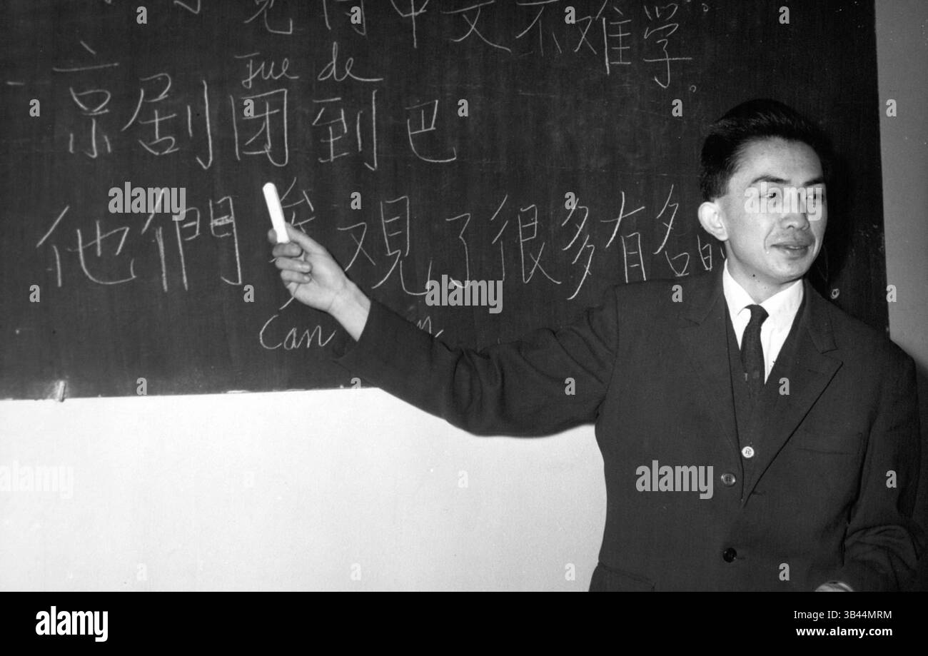 16 décembre 1962 - la langue chinoise est la dernière folie de Paris ; depuis 3 ans, le Collège des Sciences sociales et économiques de Paris enseigne la langue chinoise. Depuis la reconnaissance de la Chine par la France, le Collège a décidé de s'organiser. De courtes sessions pour les hommes d’affaires français qui ont à traiter avec le chinois et veulent apprendre le rudimentaire de cette langue difficile. En trois mois de cours quotidiens, le Collège leur apprendra à gérer la conversation principalement en se basant sur des expressions techniques et commerciales. La photo montre Mr. Chi HS ien Cheng, diplômé de l'Université de Nankin, donne une leçon à Frenc Banque D'Images