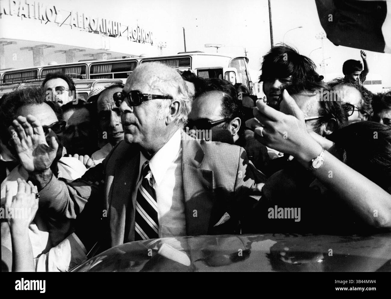 Dec. 16, 1968 - Athènes - L'ancien ministre grec du Cabinet et éminent dirigeant en exil John Zighdis retourne chez lui. OPS : John Zighdis arrivant à l'aéroport d'Athènes. Crédit : Agence photo grecque Keystone. (Crédit image : © Keystone Pictures USA/ZUMAPRESS.com) Banque D'Images