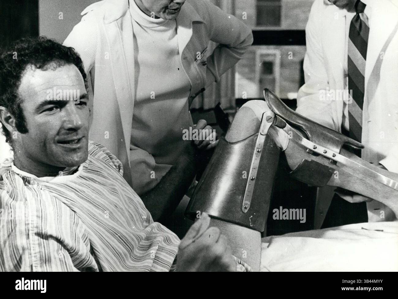 Dec. 16, 1975 - controversé New Picture About the C.I.A. : dernier film de départ à être fait à Hollywood, est un exposé sur la C.I.A. américaine (Central Intelligence Agency). Décrite comme une épopée de violence considérable, la photo mettant en vedette James Caan s'appelle ''The Killer Elite''. Les photos montrent James Caan équipé d'une jambe pour le nouveau film violent sur la C.I.A. (crédit image : © Keystone Pictures USA/ZUMAPRESS.com) Banque D'Images