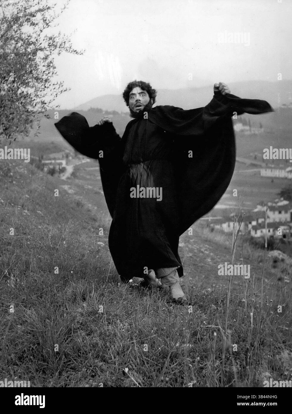 Dec. 19, 1965 - Judas l'homme qui a trahi Christ est joué de façon dramatique par l'un des hommes de Grassina. Christ passion a rejoué en Italie. Chaque vendredi Saint, des milliers de visiteurs, beaucoup d'outre-mer, affluent à Grassina, près de Florence, Italie, pour voir la reconstitution du voyage du Christ vers la Croix et la Cucifixion. Quelque six cents personnes participent à la cérémonie. La procession est dirigée par des soldats romains et comprend la Vierge Marie, Marie Madeleine et Judas. Enfin vient Christ portant la lourde croix. L'homme qui joue le rôle de Christ n'a rien à manger la veille du c Banque D'Images