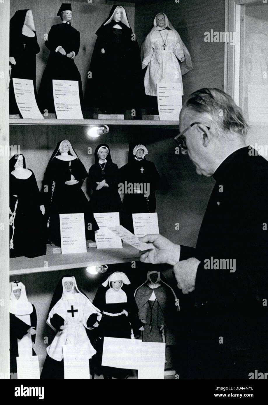 Dec. 20, 1962 - Priest collecte figurines Moastic habits monastiques dix... Collecte le prêtre Hambuchen de Koenigawinter-Ittenbach près de Bonn/RFA-et depuis l'année 1960, quand il a commencé ce passe-temps, il en a obtenu plus de 200, venant de toute l'Europe. Par son travail, il est soutenu aussi bien par les ordres theirself, qui lui donnent des informations détaillées sur les vêtements, que par beaucoup de religieuses, qui cousent les vêtements monastiques selon ces informations. Bien sûr, la collection du prêtre Hambuchen/ comprenait aussi des ''modèles'', qui sont devenus hors d'usage. En plus de ce prêtre Hambush Banque D'Images