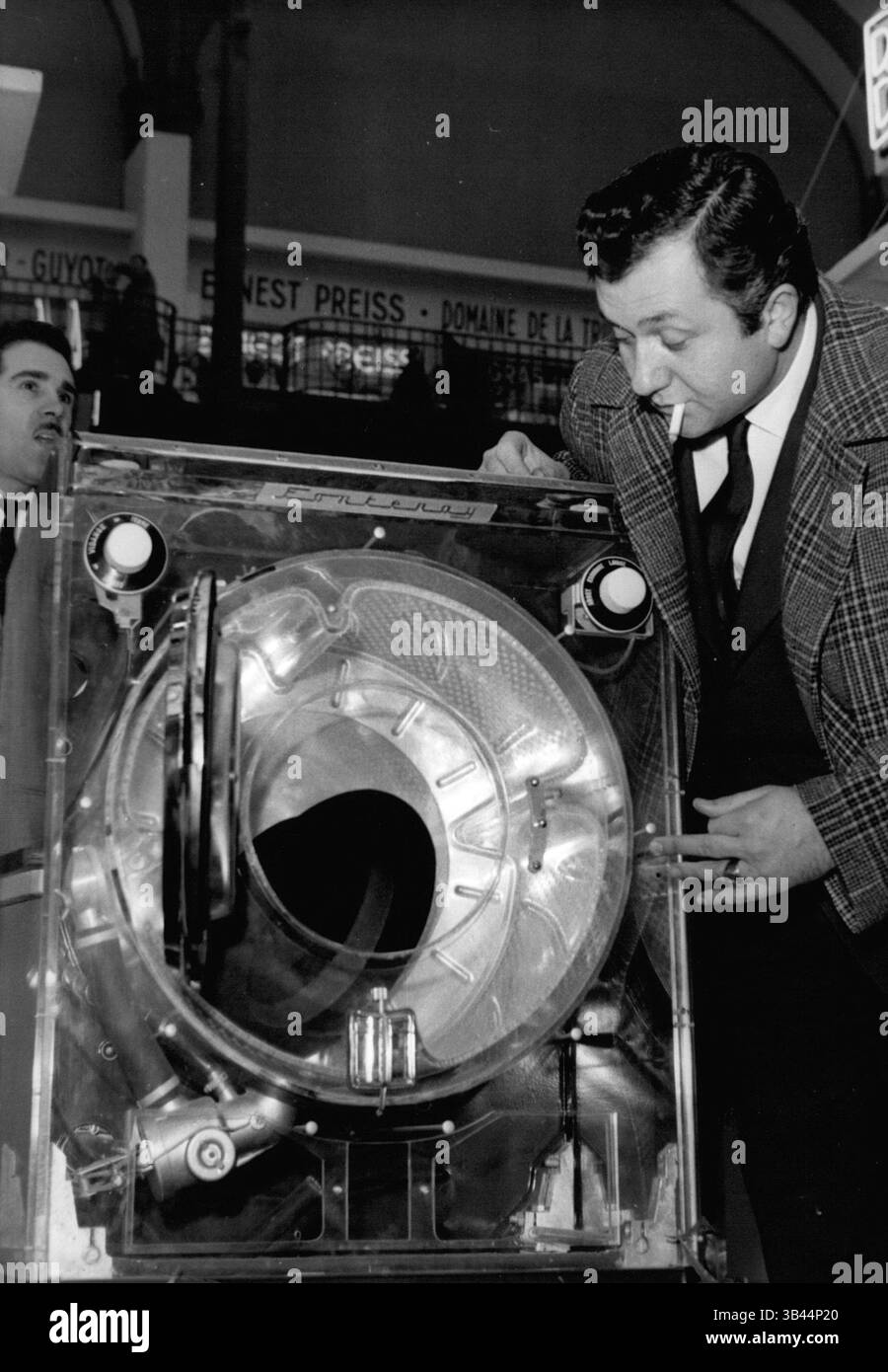 20 décembre 1968 - Paris Household Art Exhibition HE 28E Household Exhibition a ouvert ses portes ce matin à Paris. OPS : le célèbre comédien français Jean Richard a mis son chapeau dans une machine à laver pour voir comment cela fonctionne. Keystone (crédit image : © Keystone Pictures USA/ZUMAPRESS.com) Banque D'Images