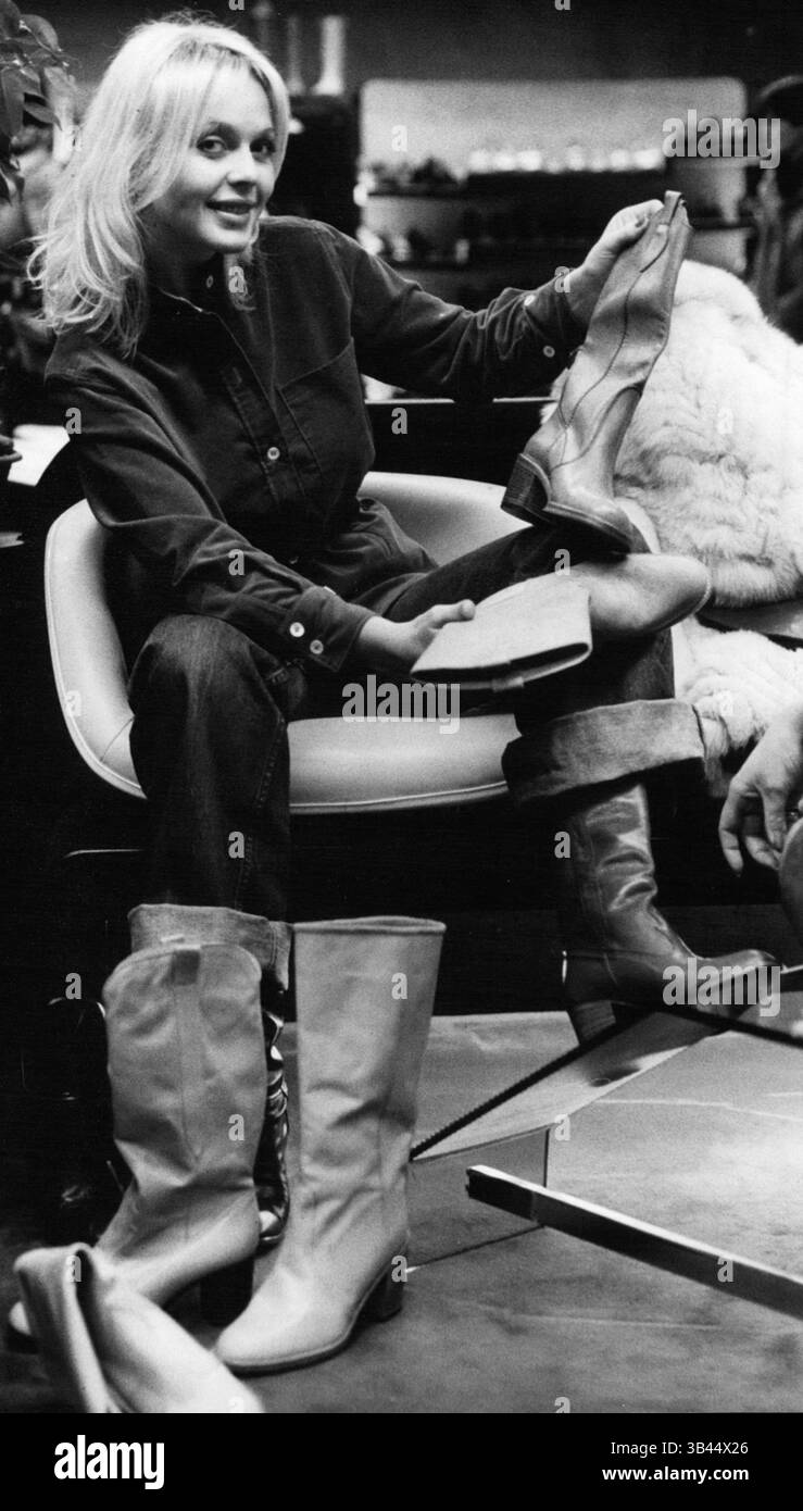 20 décembre 2011 - Lillian Muller fait du shopping à Munich. La charmante actrice norvégienne Lillian Muller ne veut pas avoir froid aux pieds en hiver. Juste à temps avant la chute de neige, elle est allée dans une boutique de chaussures de Munich et a jeté un coup d'œil à la collection de bottes (photo). Lillian Muller, née dans le village norvégien Kristiansund, a été découverte comme mannequin à Londres, où elle a étudié les langues. En 1975, elle a été élue Playmate de l'année par les lecteurs du magazine Playboy. Après être apparue dans le film Ladies Ward, elle joue maintenant le rôle principal dans le film Rosemarie Daughter Being the fictive d Banque D'Images