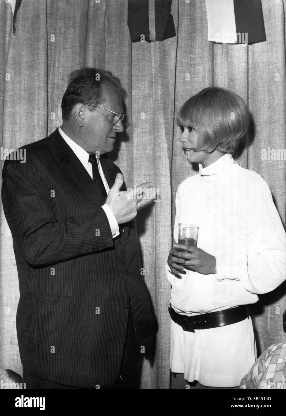 21 décembre 2011 - la production du film ''le rallye Montecarlo et tout ce Jazz'', a tenu une conférence de presse à l'occasion du début des scènes prises en interios au Studio de Laurentiis à Rome. Le film est réalisé par Ken Annakin et joué par Bourvil Tony Curtis, Mireille Darc, Marie Dibois, Gert Frobe, Susan Hampshire, Nicolette Machiavelli et d'autres. Images : l'acteur allemand Gert Frobe et Mireille DARC. (Crédit image : © Keystone Pictures USA/ZUMAPRESS.com) Banque D'Images