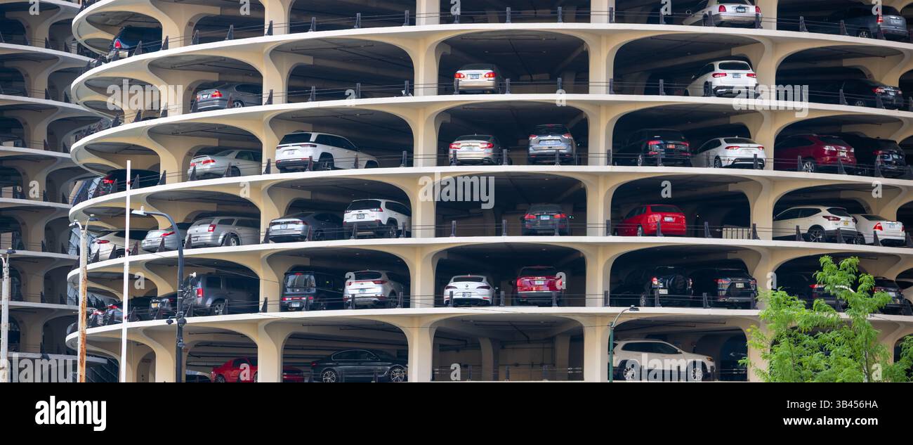 Chicago, Illinois, États-Unis -19 juin 2023 : vue panoramique de la Tour du complexe de bâtiments Marina City avec son parking circulaire à Chicago. Banque D'Images