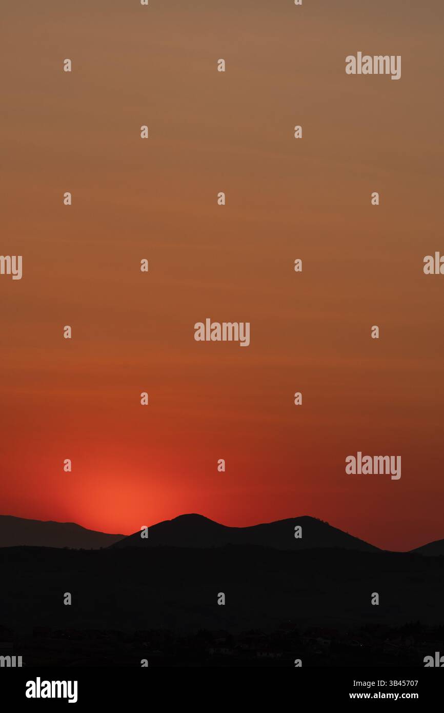 Première lumière derrière la montagne Banque D'Images