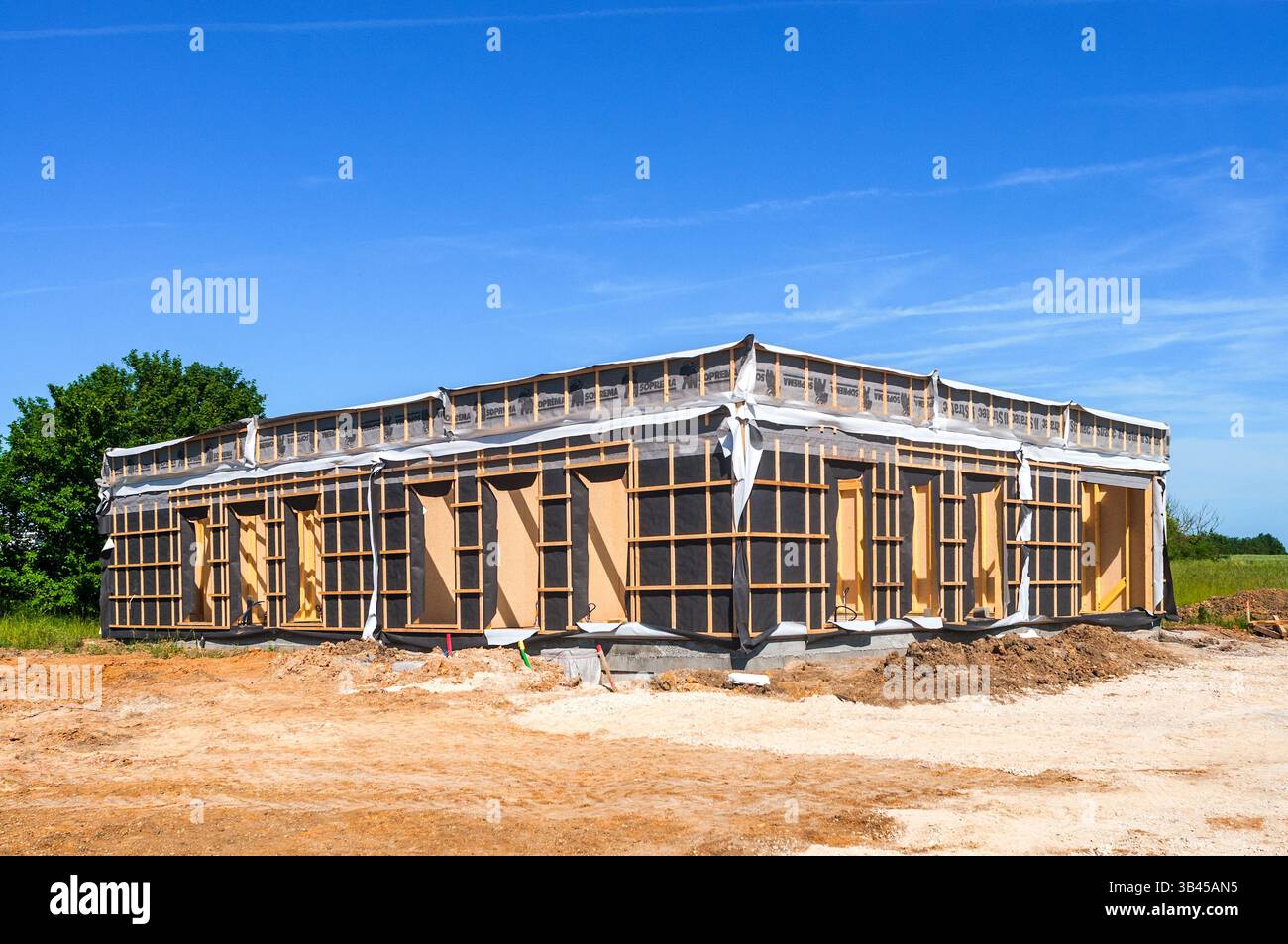 Bâtiment à ossature de bois d'un étage montrant des matériaux isolants avant l'ajout d'un revêtement extérieur - Preuilly-sur-Claise, Indre-et-Loire (37), France. Banque D'Images