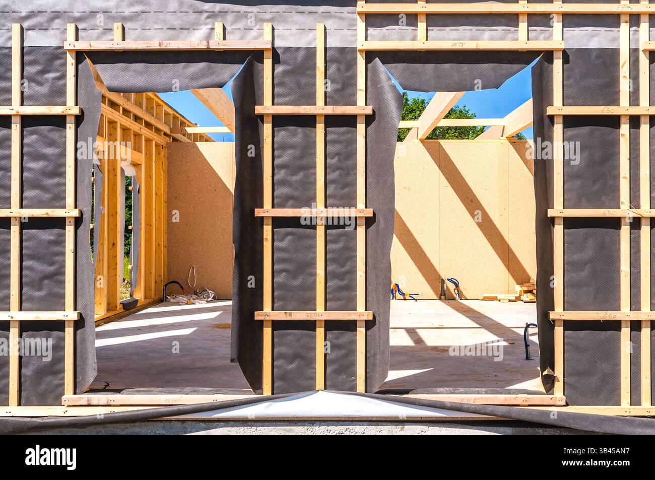 Bâtiment à ossature de bois d'un étage montrant des matériaux isolants avant l'ajout d'un revêtement extérieur - Preuilly-sur-Claise, Indre-et-Loire (37), France. Banque D'Images