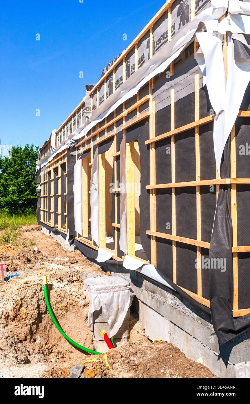 Bâtiment à ossature de bois d'un étage montrant des matériaux isolants avant l'ajout d'un revêtement extérieur - Preuilly-sur-Claise, Indre-et-Loire (37), France. Banque D'Images