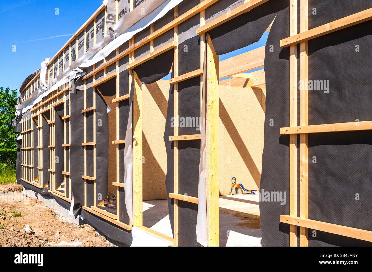 Bâtiment à ossature de bois d'un étage montrant des matériaux isolants avant l'ajout d'un revêtement extérieur - Preuilly-sur-Claise, Indre-et-Loire (37), France. Banque D'Images
