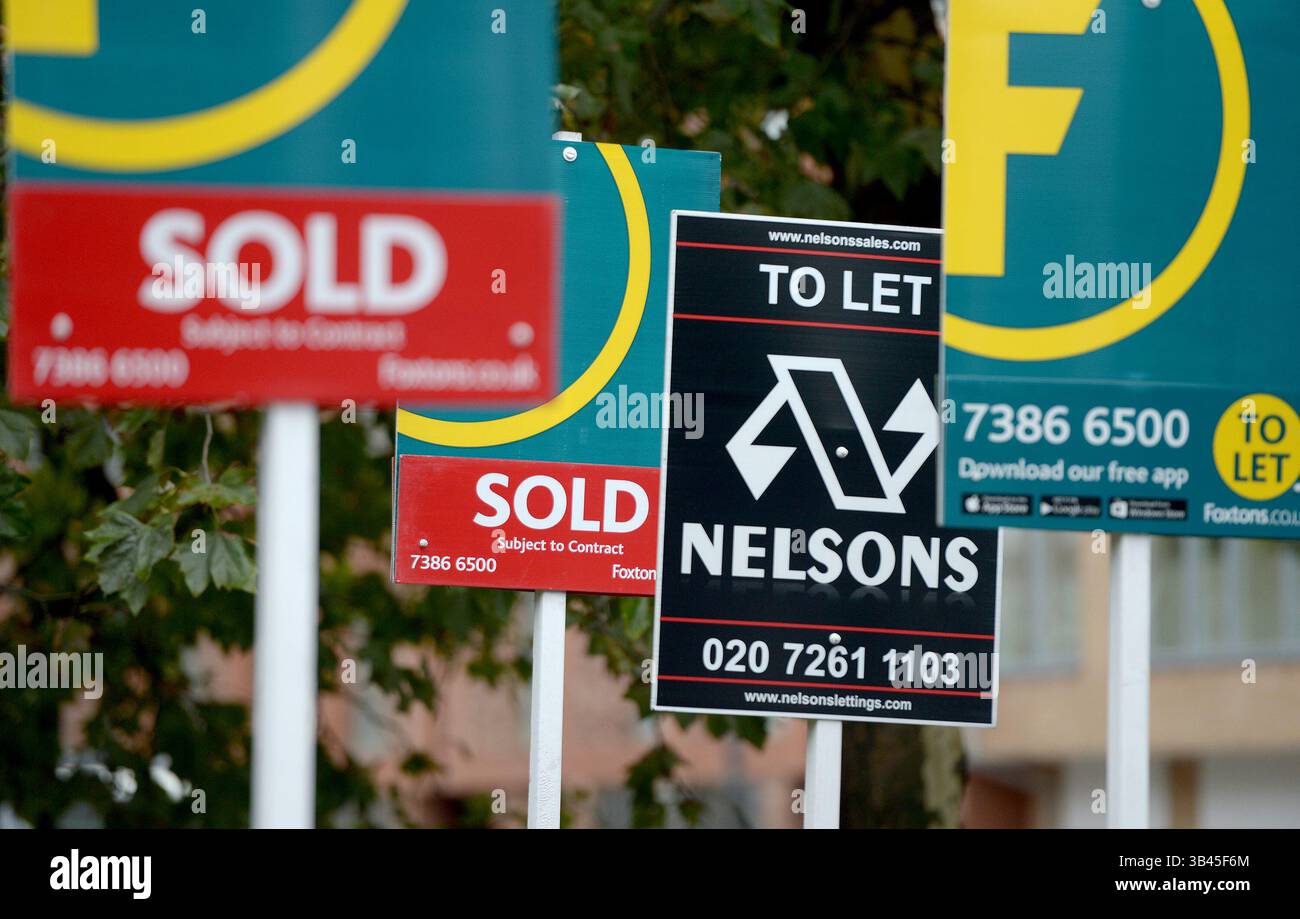 Photo du dossier datée du 05/10/15 des agences de location et des agents immobiliers signent à l'extérieur des appartements sur le chemin Old Kent à Londres. Les prix des maisons ont chuté de 0,6% en moyenne en avril en glissement mensuel selon un indice - tout comme les remises sur les droits de timbre sont devenues moins généreuses. Date d'émission : mercredi 30 avril 2025. Banque D'Images