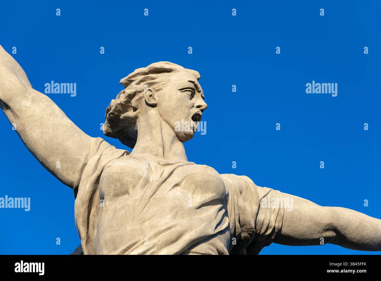 VOLGOGRAD, RUSSIE - 19 SEPTEMBRE 2021 : fragment de la sculpture 'Motherland Calls !' sur fond de ciel bleu. Mamaev kurgan, Volgograd Banque D'Images VOLGOGRAD, RUSSIE - 19 SEPTEMBRE 2021 : fragment de la sculpture 'Motherland Calls !' sur fond de ciel bleu. Mamaev kurgan, Volgograd Banque D'Images
