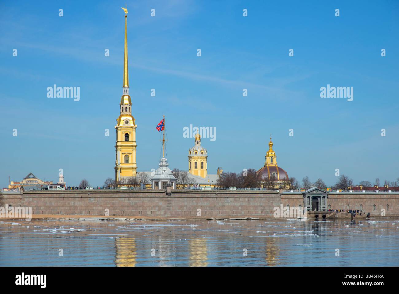 SAINT-PÉTERSBOURG, RUSSIE - 09 AVRIL 2023 : une journée de printemps sur la rivière Neva près des murs de la forteresse Pierre et Paul. Saint-Pétersbourg Banque D'Images