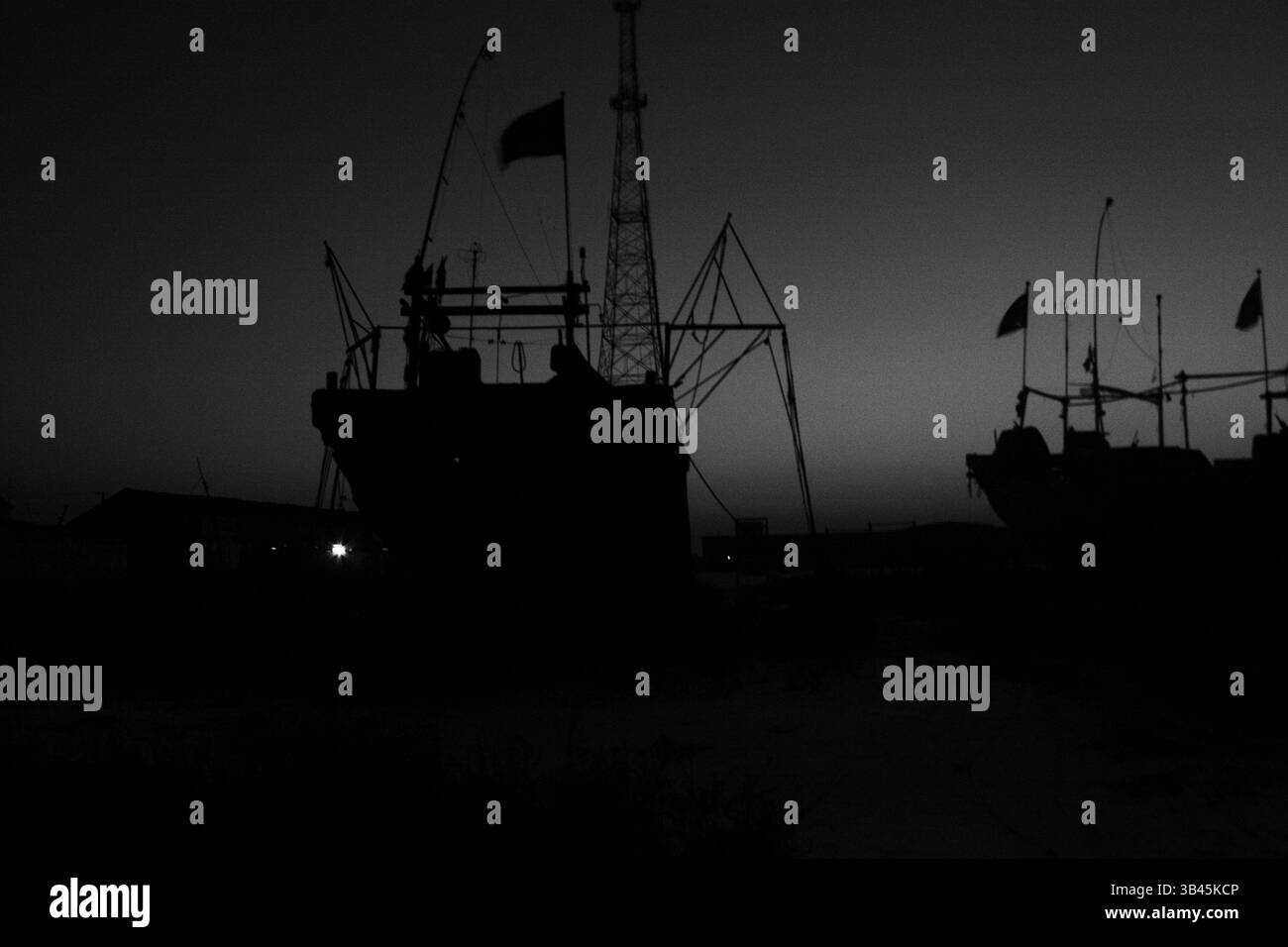 Bateaux de pêche la nuit dans un village de pêche tranquille Banque D'Images