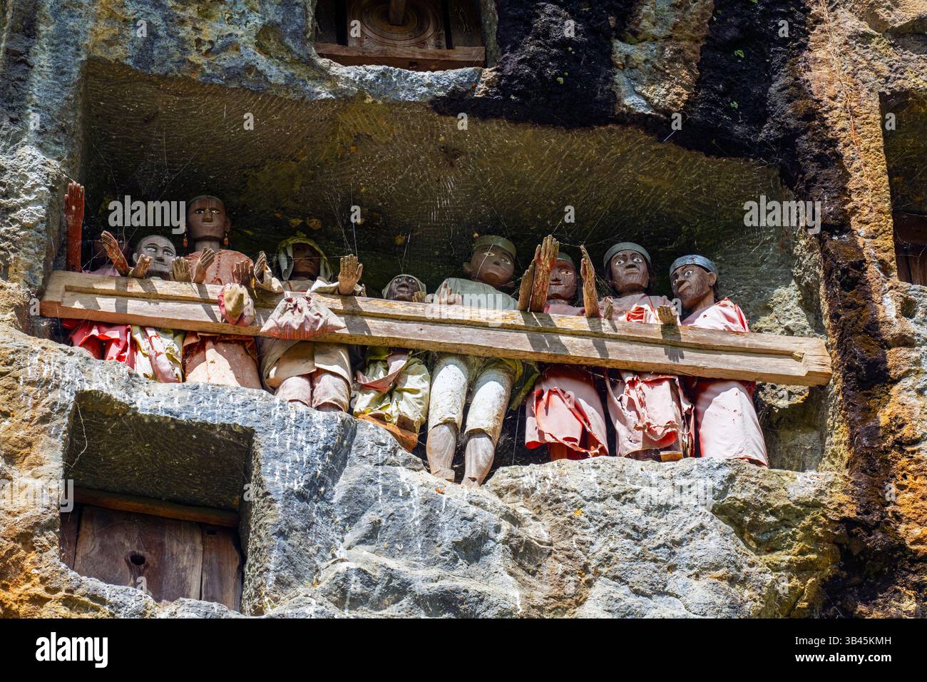 De spectaculaires effigies en bois grandeur nature ou tau tau des défunts sont nichées parmi les cryptes. Le site funéraire de Lemo est l'un des plus anciens sites de Toraja. Banque D'Images