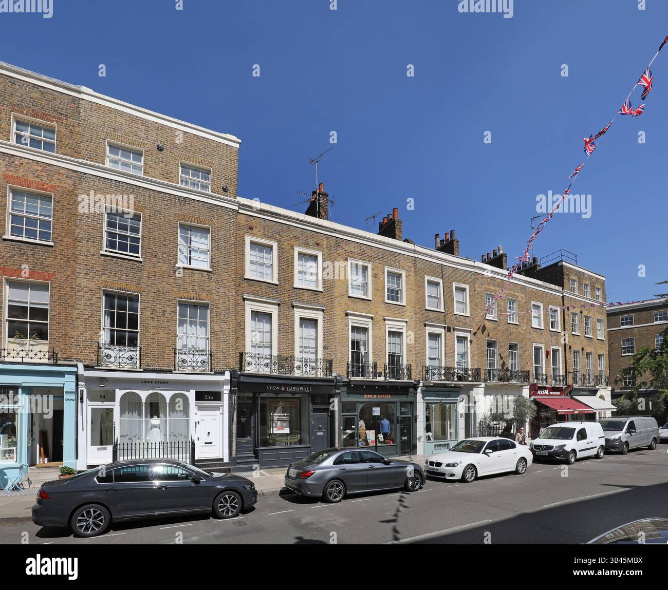 Boutiques et restaurants sur le côté nord de Connaught Street dans le quartier prospère de Marylebone à Londres. Banque D'Images