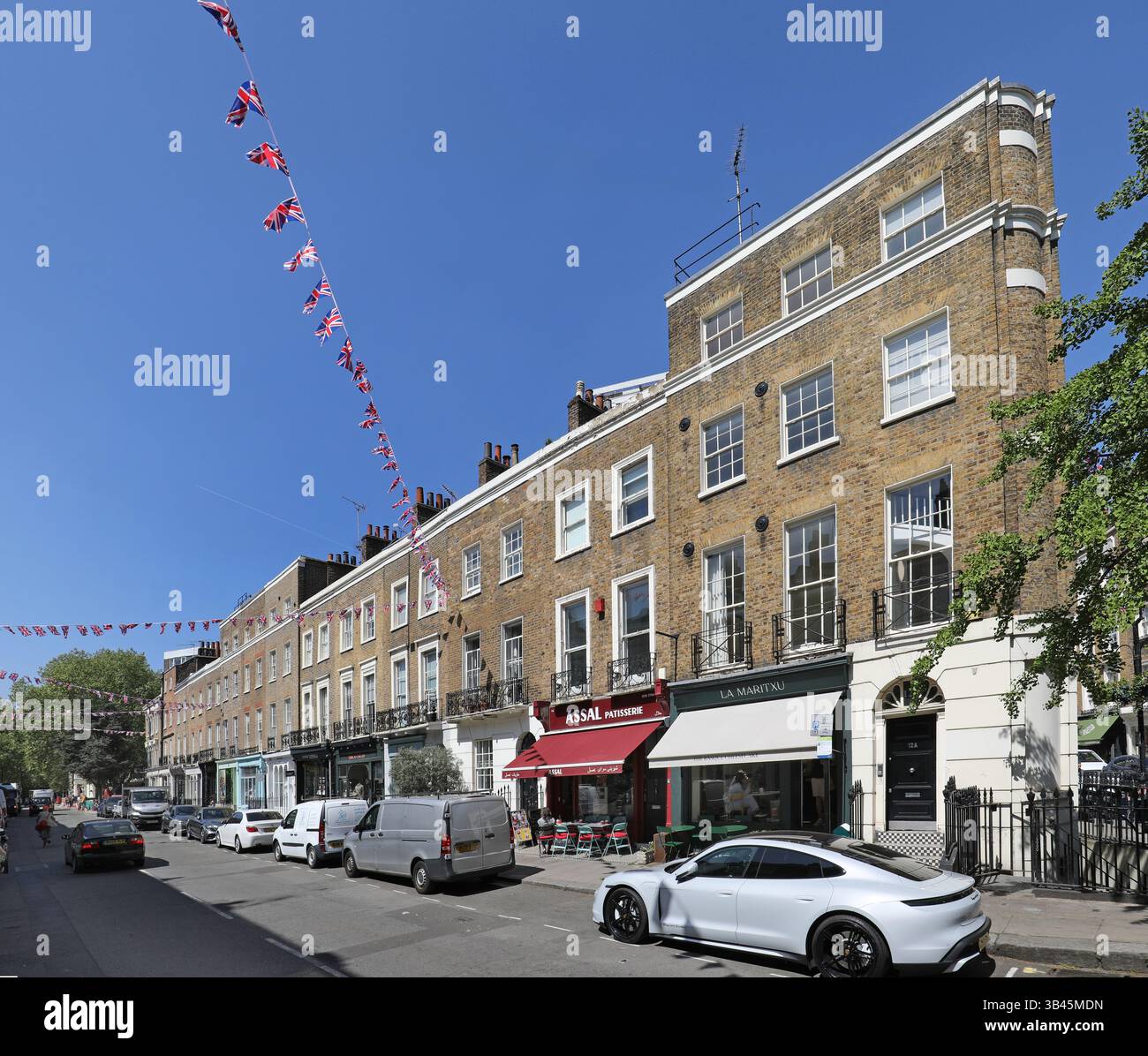 Boutiques et restaurants sur le côté nord de Connaught Street dans le quartier prospère de Marylebone à Londres. Banque D'Images