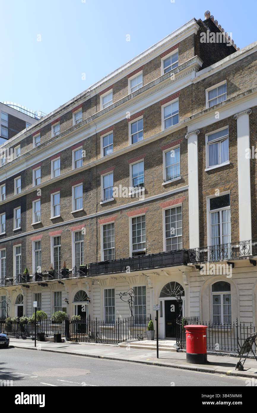 Maisons mitoyennes géorgiennes sur le côté ouest de Great Cumberland place dans le quartier prospère de Marylebone à Londres. Banque D'Images