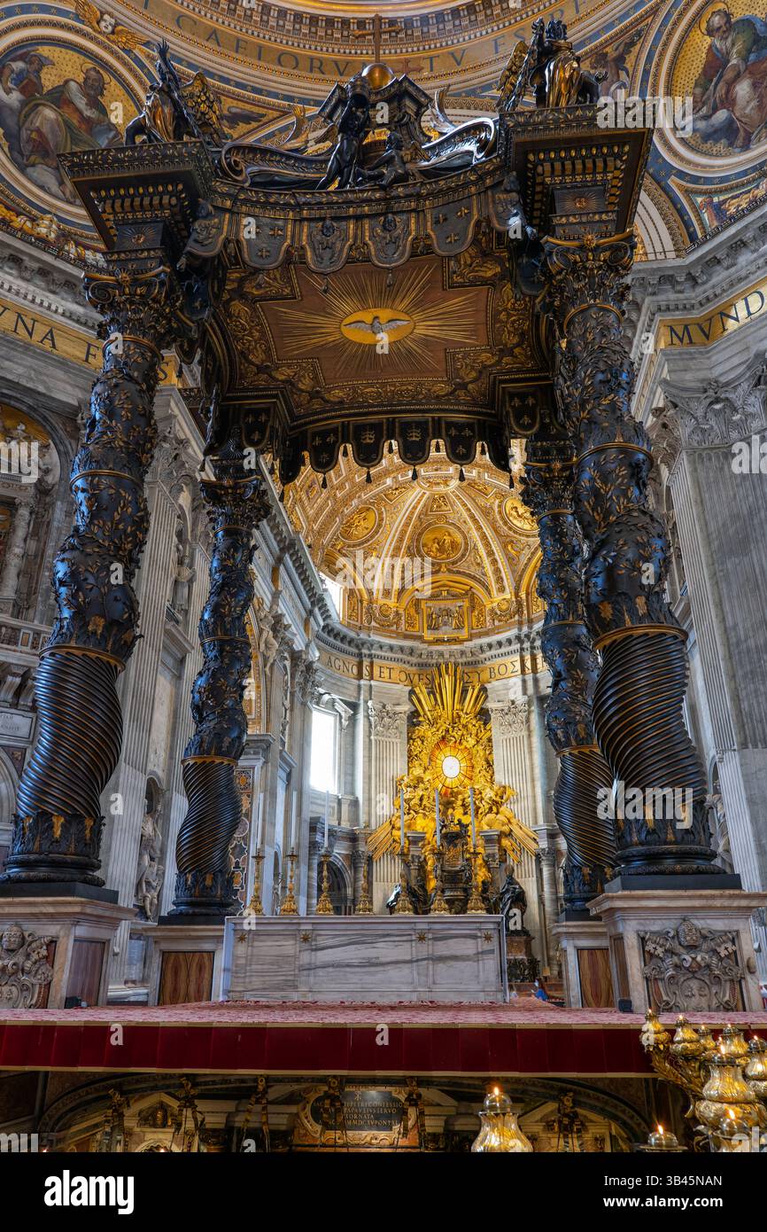 Basilique Pierre (Basilique papale de Saint-Pierre) intérieur au Vatican, Rome, Italie. L'autel papal et Baldacchino par Bernini avec vue sur Cathedra Banque D'Images