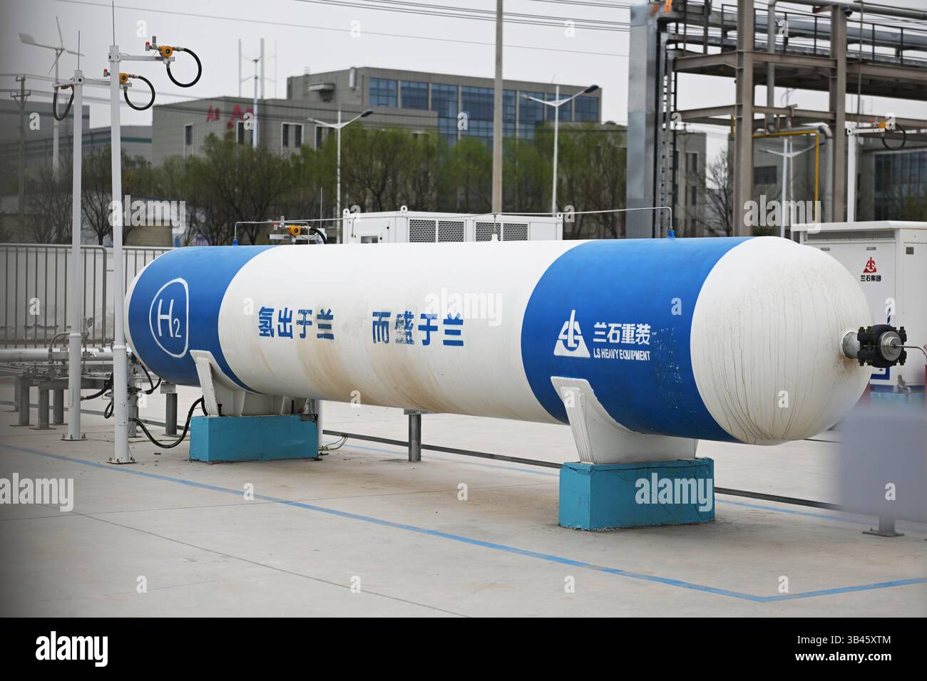 Le 21 avril, à la base d'essai de l'hydrogène vert du Groupe Lanshi à Lanzhou, dans la province du Gansu, le système de stockage de l'hydrogène était opérationnel. Lanzhou, China.28th avril 2025. L'Administration nationale chinoise de l'énergie a tenu une conférence de presse le 28 avril pour présenter le rapport sur le développement de l'hydrogène en Chine (2025). Le rapport montre qu'en 2024, la production et la consommation annuelles d'hydrogène de la Chine ont dépassé 36,5 millions de tonnes, se classant au premier rang mondial. Crédit : Li Yalong/China News Service/Alamy Live News Banque D'Images