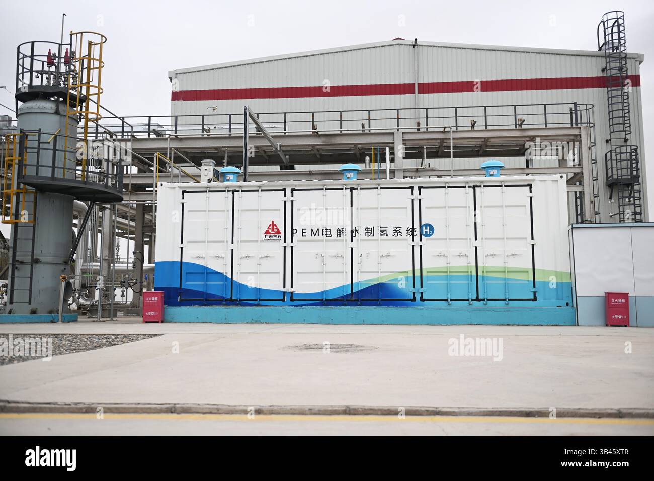 Le 21 avril, le système de production d'hydrogène par électrolyse de l'eau PEM fonctionnait à la base d'essai d'hydrogène vert du Groupe Lanshi à Lanzhou, province du Gansu. Lanzhou, China.28th avril 2025. L'Administration nationale chinoise de l'énergie a tenu une conférence de presse le 28 avril pour présenter le rapport sur le développement de l'hydrogène en Chine (2025). Le rapport montre qu'en 2024, la production et la consommation annuelles d'hydrogène de la Chine ont dépassé 36,5 millions de tonnes, se classant au premier rang mondial. Crédit : Li Yalong/China News Service/Alamy Live News Banque D'Images