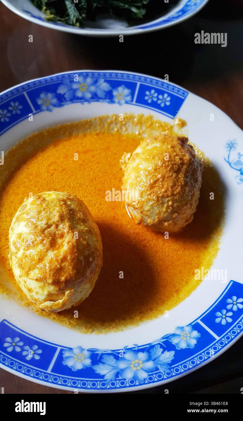 Gulai Telur ou œufs durs en sauce curry douce, nourriture indonésienne Minangkabau Padang de l'ouest de Sumatra Banque D'Images