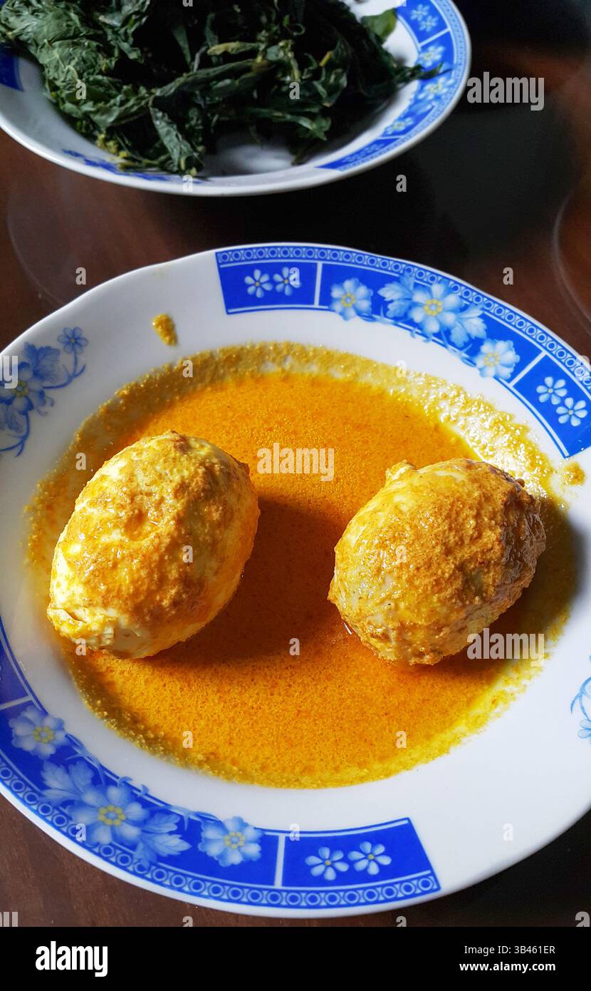 Gulai Telur ou œufs durs en sauce curry douce, nourriture indonésienne Minangkabau Padang de l'ouest de Sumatra. Banque D'Images