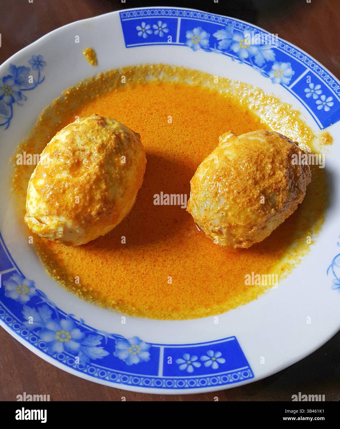 Gulai Telur ou œufs durs en sauce curry douce, nourriture indonésienne Minangkabau Padang de l'ouest de Sumatra. Banque D'Images