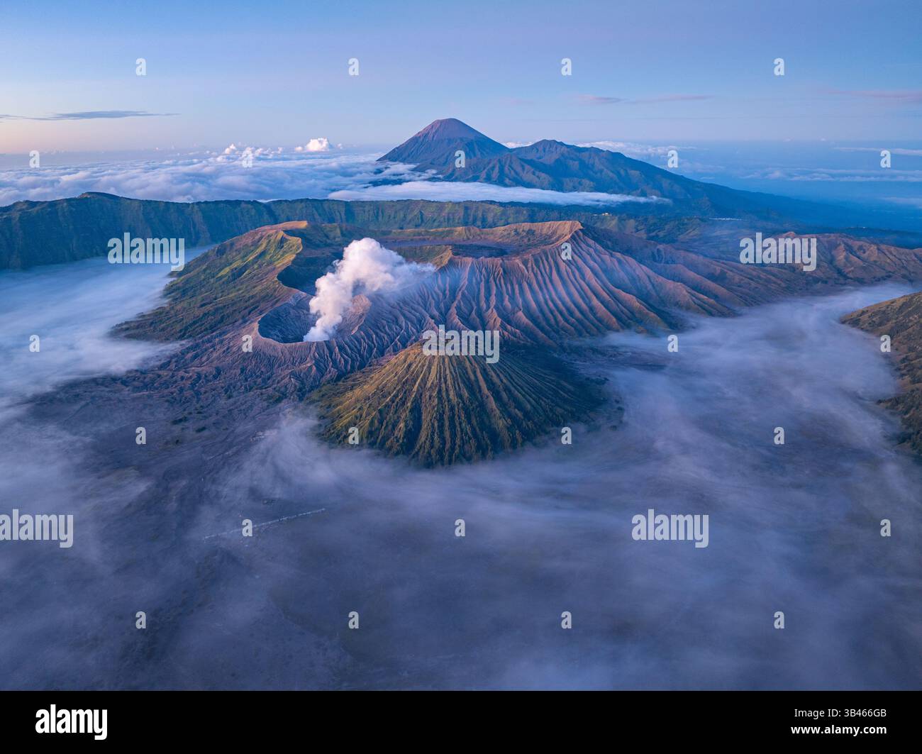 Vue aérienne du Mont bromo à couper le souffle entouré de brume et de paysages spectaculaires. Volcan actif en Indonésie, la douce lumière du matin se met en évidence Banque D'Images
