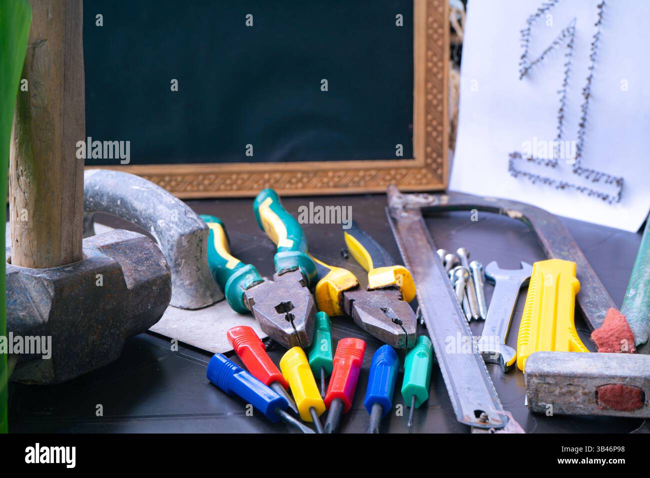 Collection d'outils de matériel essentiels comme tournevis, marteau, clé à clé, pinces, perceuse, couteau pour l'entretien, plombiers, électricien Banque D'Images