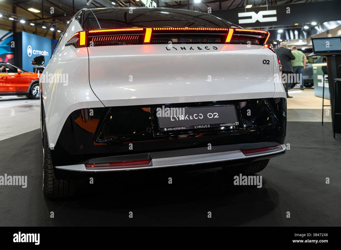 Riga, Lettonie - 25 avril 2025 : présentation de Lynk & Co O2 dans un salon automobile avec un design élégant et des caractéristiques modernes Banque D'Images