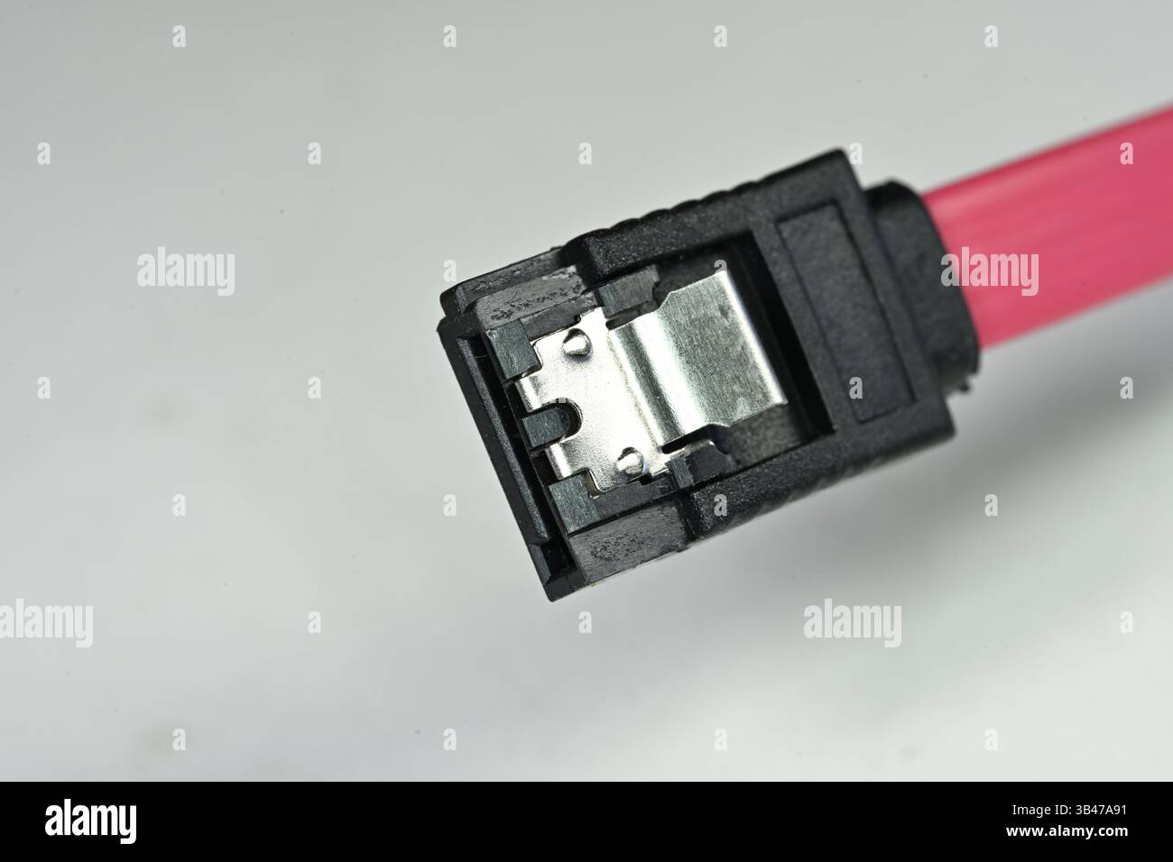 Fiche SATA utilisée pour la connexion au disque dur de l'ordinateur et aux disques SSD à partir de la carte mère Banque D'Images