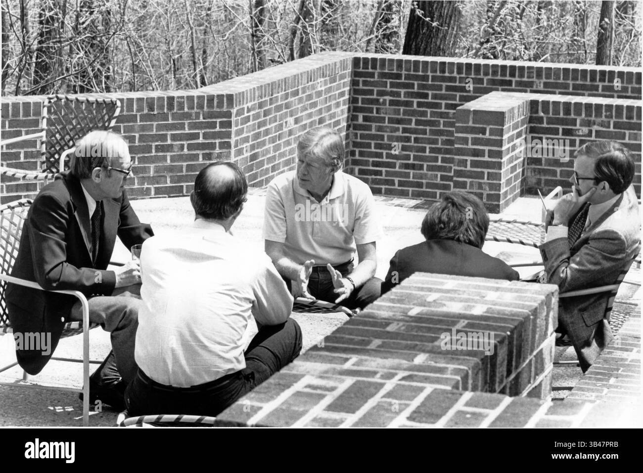 Dec. 30, 2010 - Thurmont, Maryland, États-Unis d'Amérique - le président des États-Unis Jimmy carter tient un week-end de travail sur la politique étrangère à Camp David, près de Thurmont, Maryland, le samedi 3 mai 1980. De gauche à droite : David Newsom, sous-secrétaire d'État adjoint aux affaires politiques ; Benjamin H. Read, sous-secrétaire d'État adjoint à la gestion ; W. Anthony Lake, directeur du personnel de planification des politiques, département d'État américain ; le président carter ; David L. Aaron, adjoint aux affaires de sécurité nationale ; et Peter Tarnoff, adjoint exécutif du secrétaire d'État américain Banque D'Images