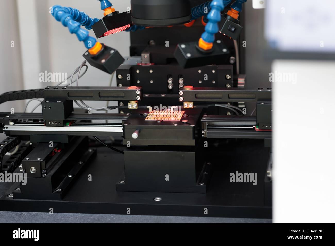 EQUIPEMENT pour le traitement de précision au laser de matériaux pour la microélectronique. Système d'ajustage de résistance laser. Mise au point sélective. Banque D'Images
