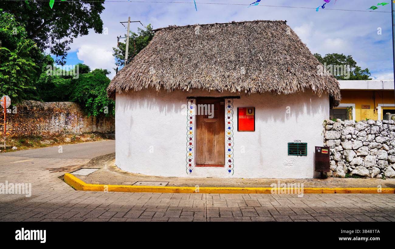 Maison maya traditionnelle sur la rue Calzada de los Frailes préservée comme une représentation du bâtiment maya typique à Valladolid, Yucatan, Mexique Banque D'Images