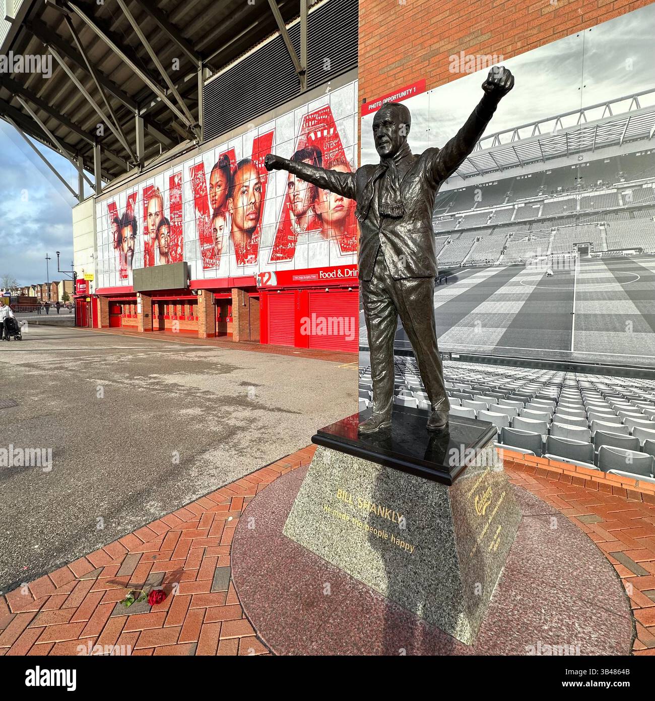 Statue de Bill Shankly à l'extérieur du stade Anfield, Liverpool, avec affiche de l'YNWA et structure du stade en arrière-plan. 18 novembre 2023. Personne. - Image de stock capturée avec un smartphone