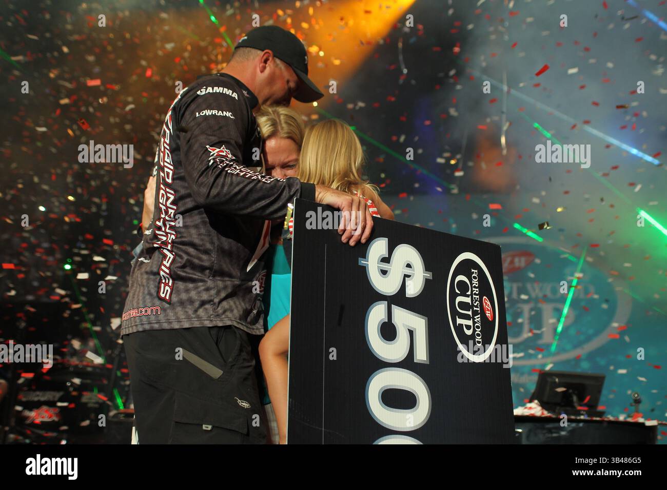 23 août 2015 - Hot Springs, AR, États-Unis - 23 août 2015 : Brad Knight célèbre avec sa femme et sa fille après avoir remporté la Forrest Wood Cup sur le lac Ouachita à Hot Springs, AR. Justin Manning/ESW/CSM(crédit image : © Justin Manning/Cal Sport Media/ZUMAPRESS.com) Banque D'Images