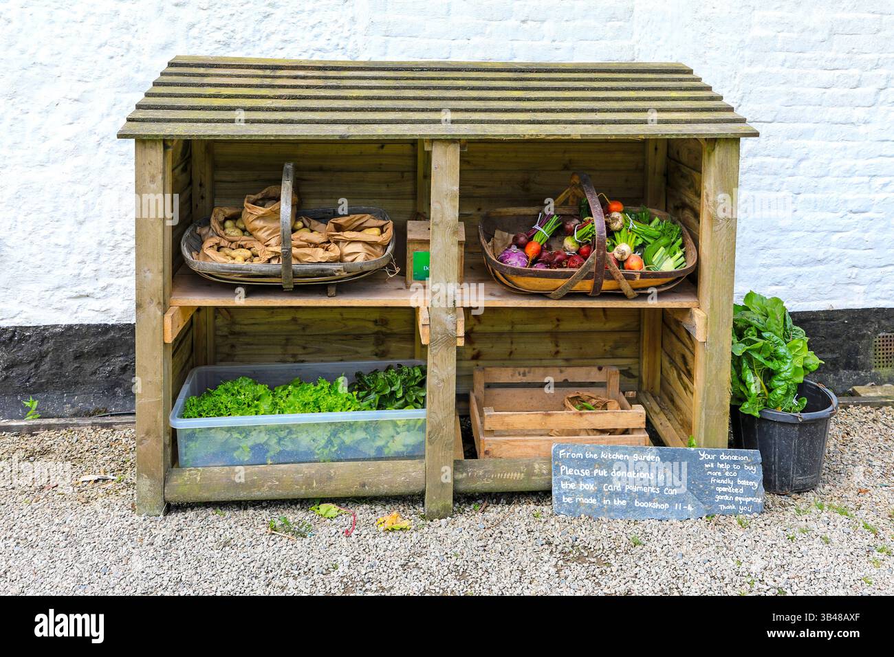 Un magasin en bois avec des plantes et des produits à vendre à Trengwainton Gardens, Cornwall, Angleterre, Royaume-Uni Banque D'Images