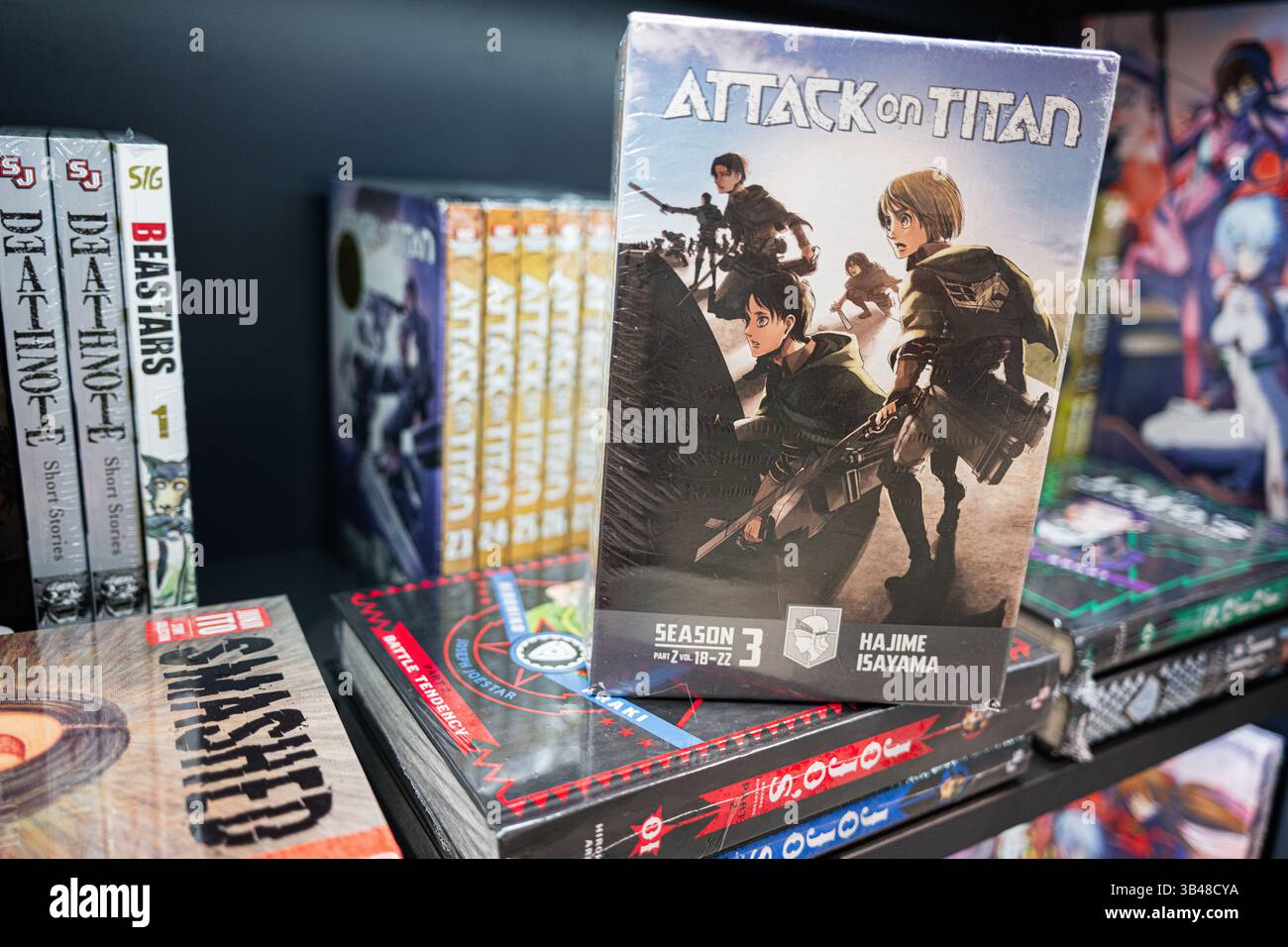 Ivano-Frankivsk, Ukraine - 29 avril 2025 : Collection d'anime et de manga, y compris Attack on Titan de Hajime Isayama et des séries notables Banque D'Images