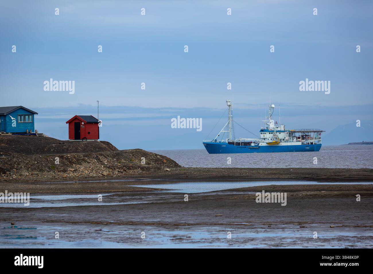 Un navire en mer du Nord photographié à l'île du Spitzberg, Svalbard, Norvège Banque D'Images